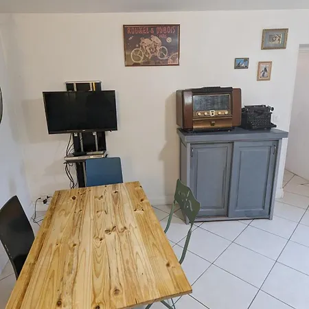 Chez Ma Petite Reine 1 *